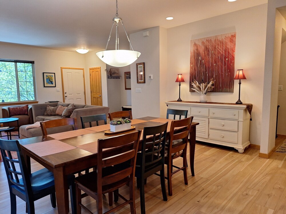 Rigden Retreat Garage, Dog Friendly, Near Trails