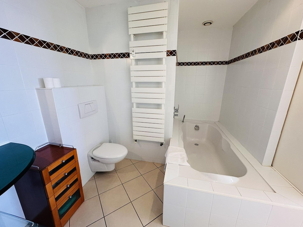 Large Light and Modern 2 Bedroomed Apartment in Cannes With Sea Views Pool and Lovely Terrace - 1503