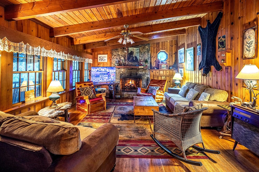 Bear Creek Lodge and Cabins in Helen Ga - Pet Friendly, River on Property, Walking Distance to downtown Helen