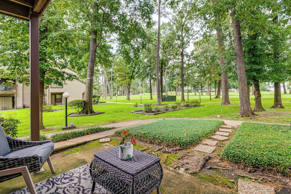 Walk to Lake Conroe - Condo w/ Community Perks!