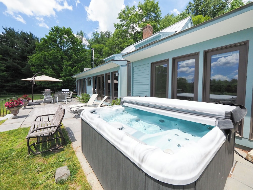 Charming 6 Bdrm Countryside Stay
