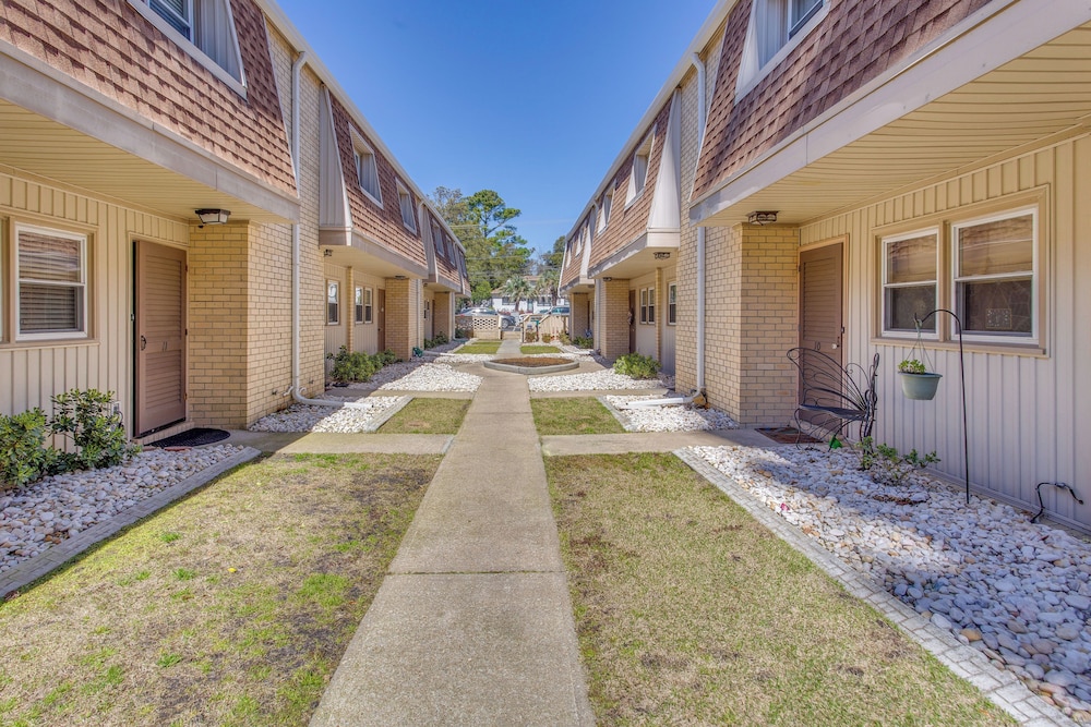 Walk to Myrtle Beach: Townhome w/ Pool Access