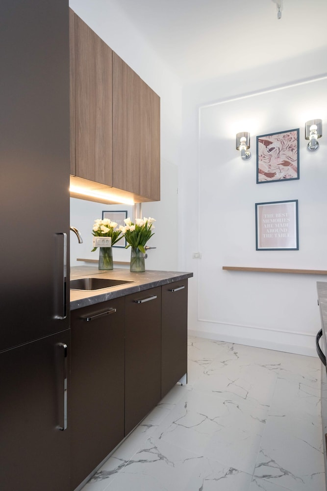 Elegant & Bright 2BR Condos - Steps from Old Town