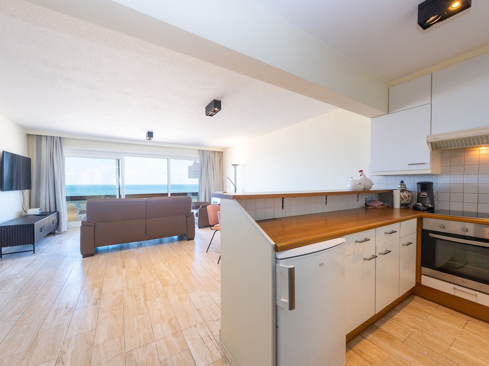 Apartment With Sunny Terrace and sea View