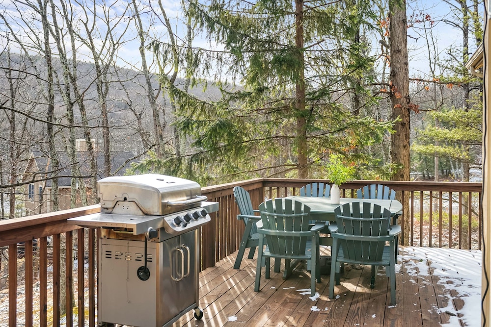 Mountain Escape With Game Room Balcony Stunning Views in the Poconos Christina