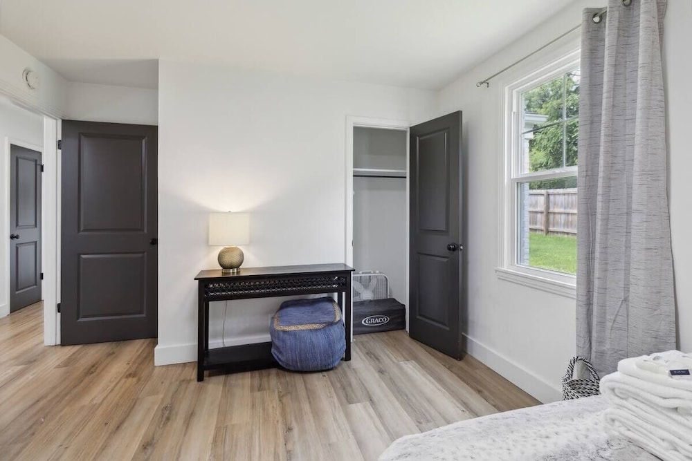 Chic Retreat Near Downtown Nashville 3 Bedroom Home by RedAwning