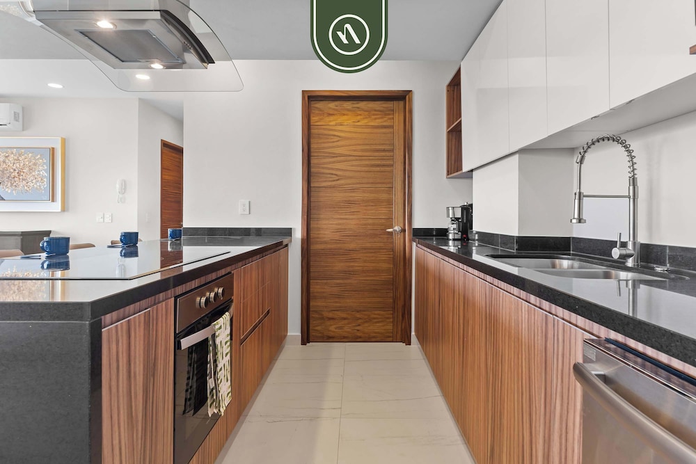 Tropical 2 BR Retreat - Close to the Beach - Pool