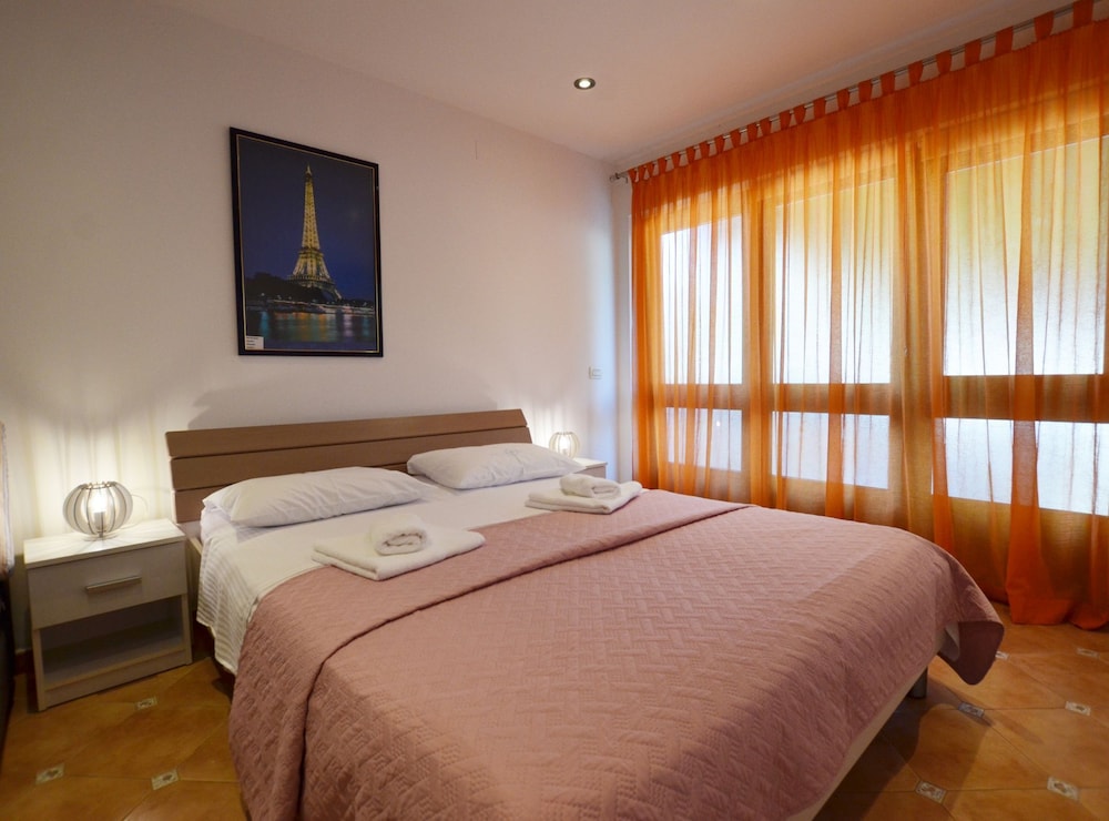 Sleek and Serene Flat and Rooms