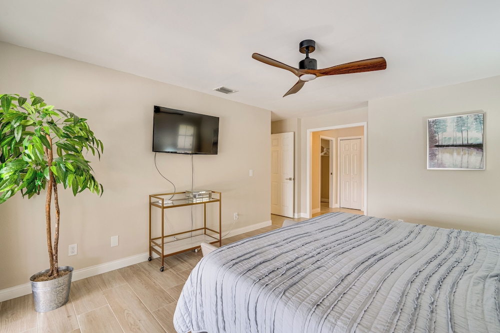 10 Mi to Beach: Poolside Paradise in Fort Myers!
