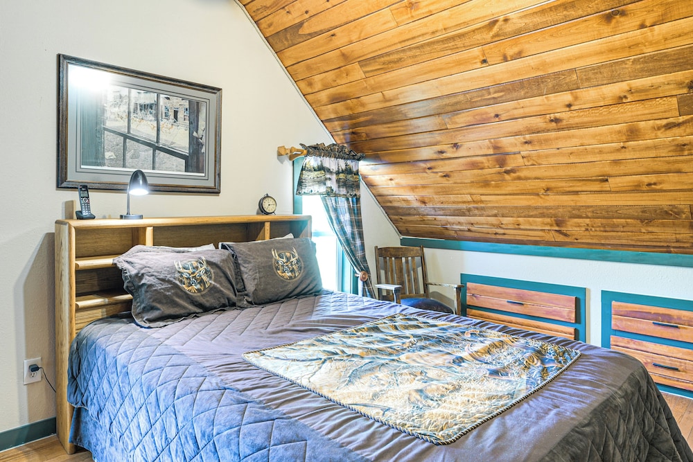 5 Mi to Navajo State Park: Riverfront Cabin!