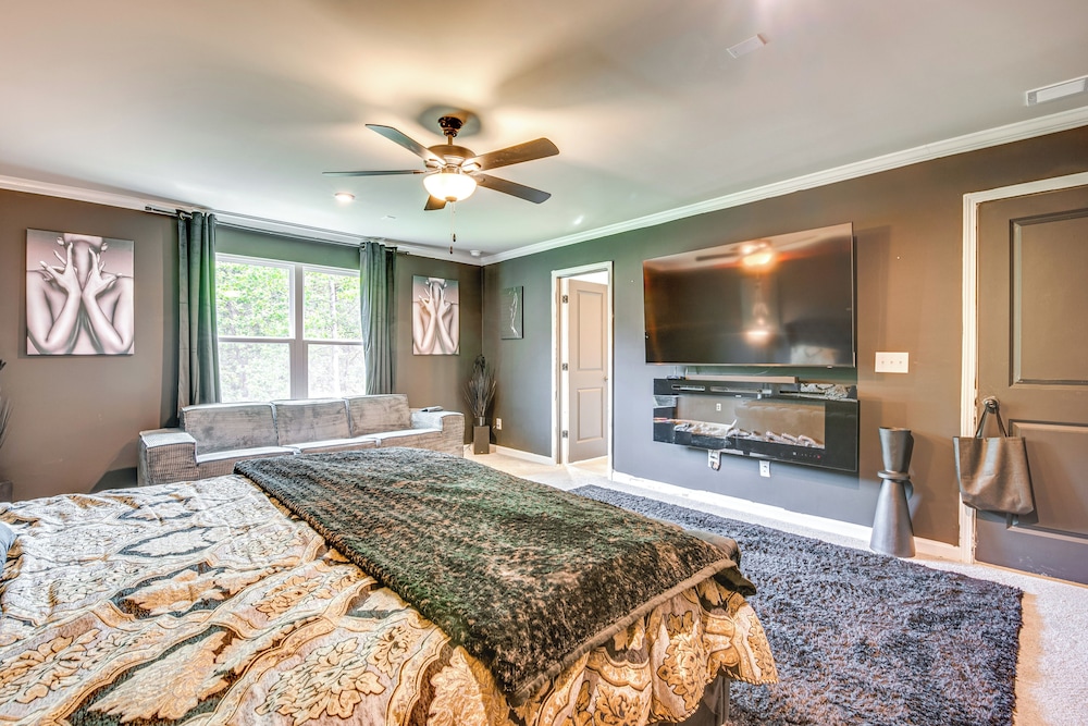 11 Mi to Dtwn: Luxe Atlanta Retreat w/ Deck & Yard
