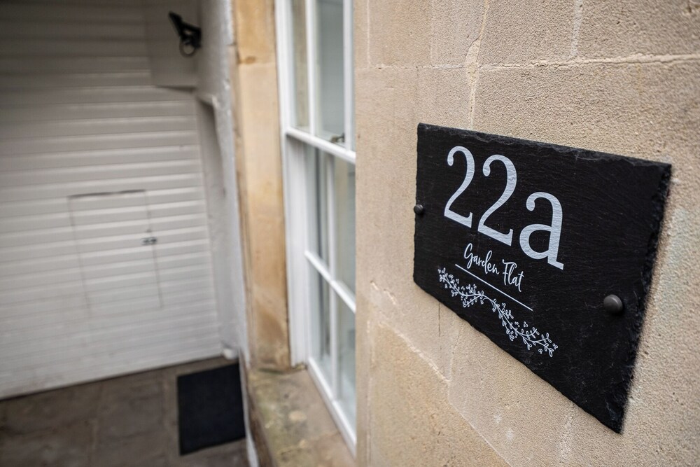 Garden Flat Apartment in Grosvenor Place
