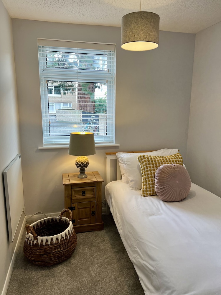 BookedUK - Lovely 2BR Flat in Hoddesdon view 2