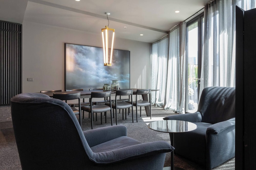 Southbank 2BR High City Views Enjoy Wine, Gym, Pool, Wifi