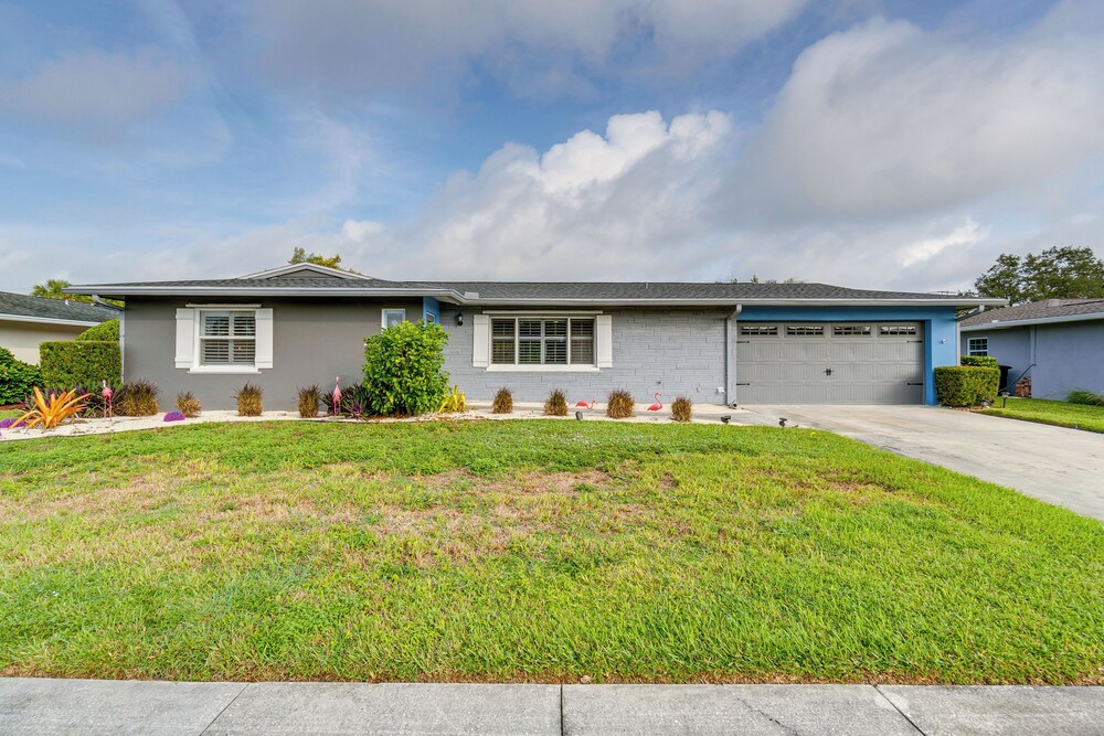 Sarasota Home w/ Pool: 4 Mi to Siesta Key Beach!