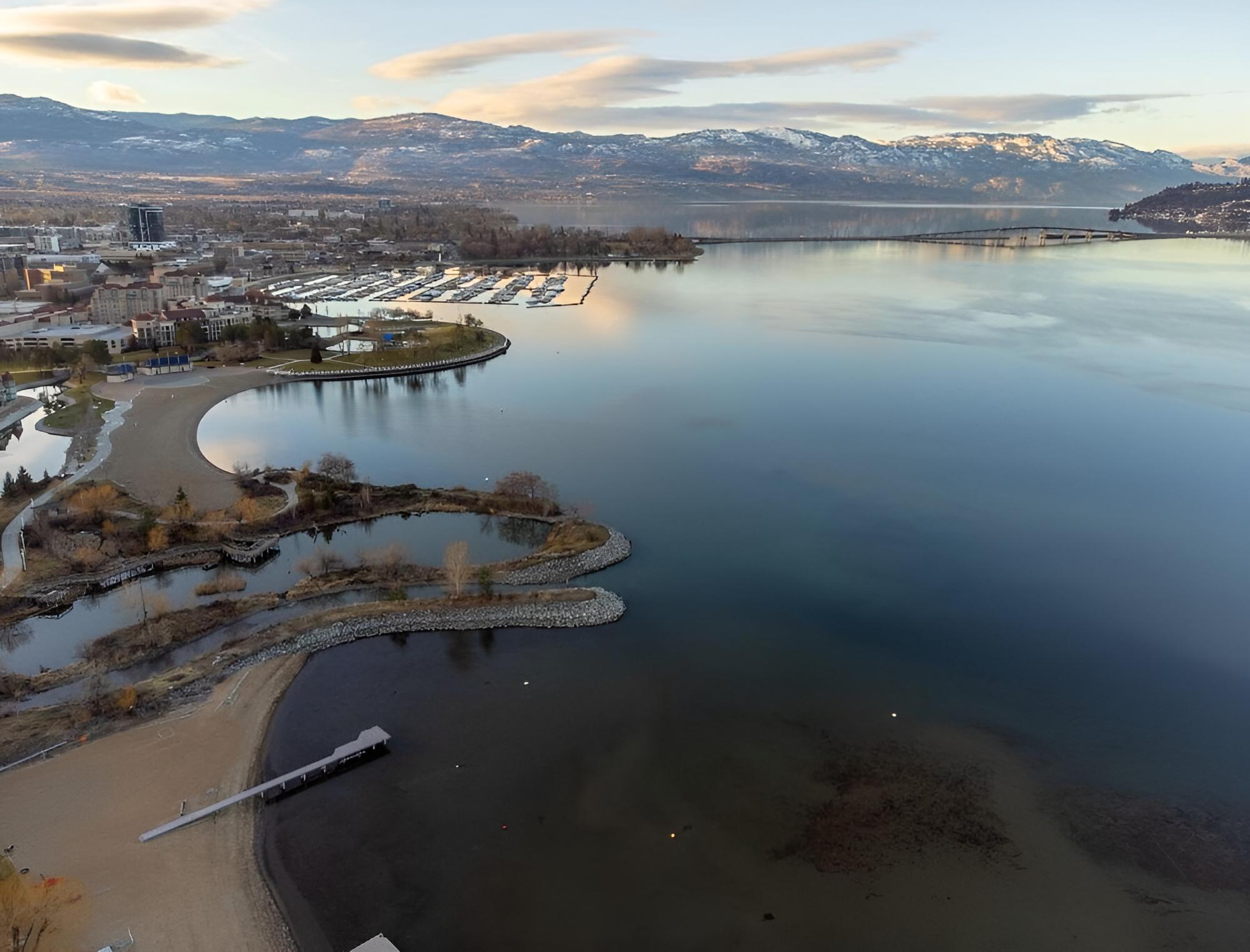 The Lake Life l Waterfront Downtown w Pool Gym