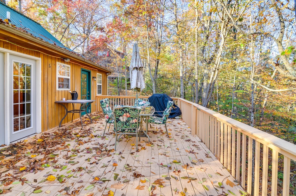 Burnside Resort Cabin w/ Hot Tub & Outdoor Spots!