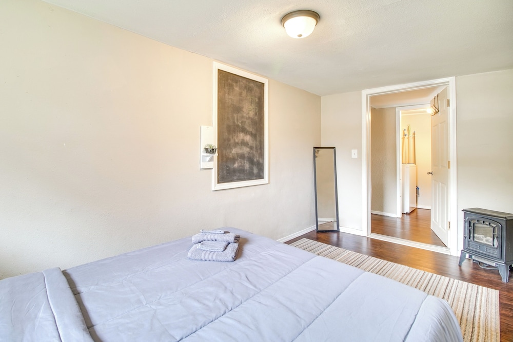 Half-mi to Marina: Pet-friendly Disney Home view 3