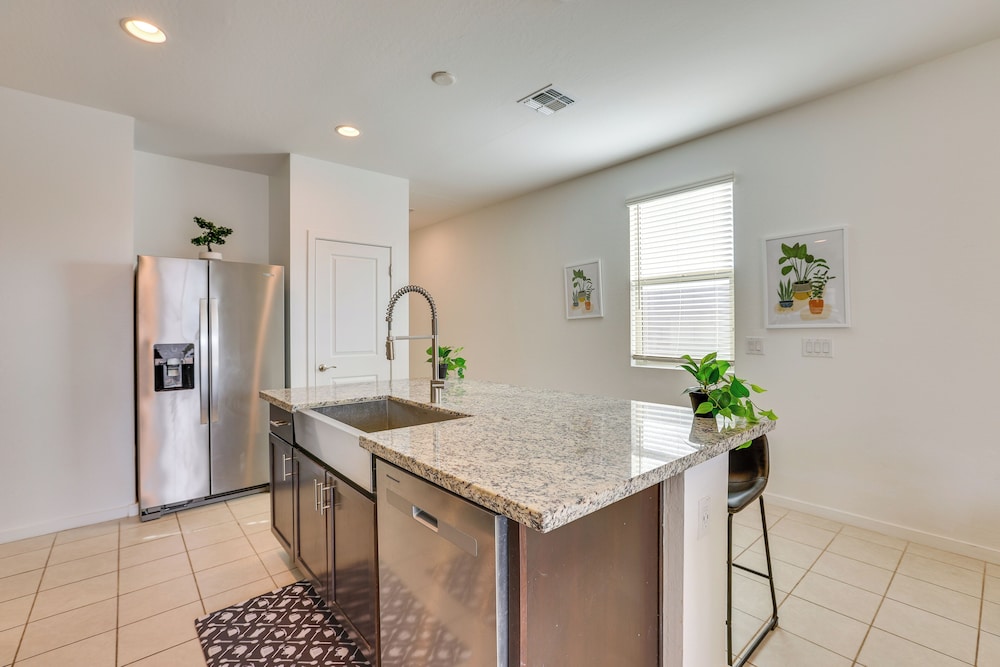 10 Mi to Dtwn Phoenix: Chic Family Home