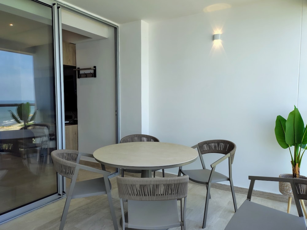 w Luxurious Loft w Balcony in Crespo