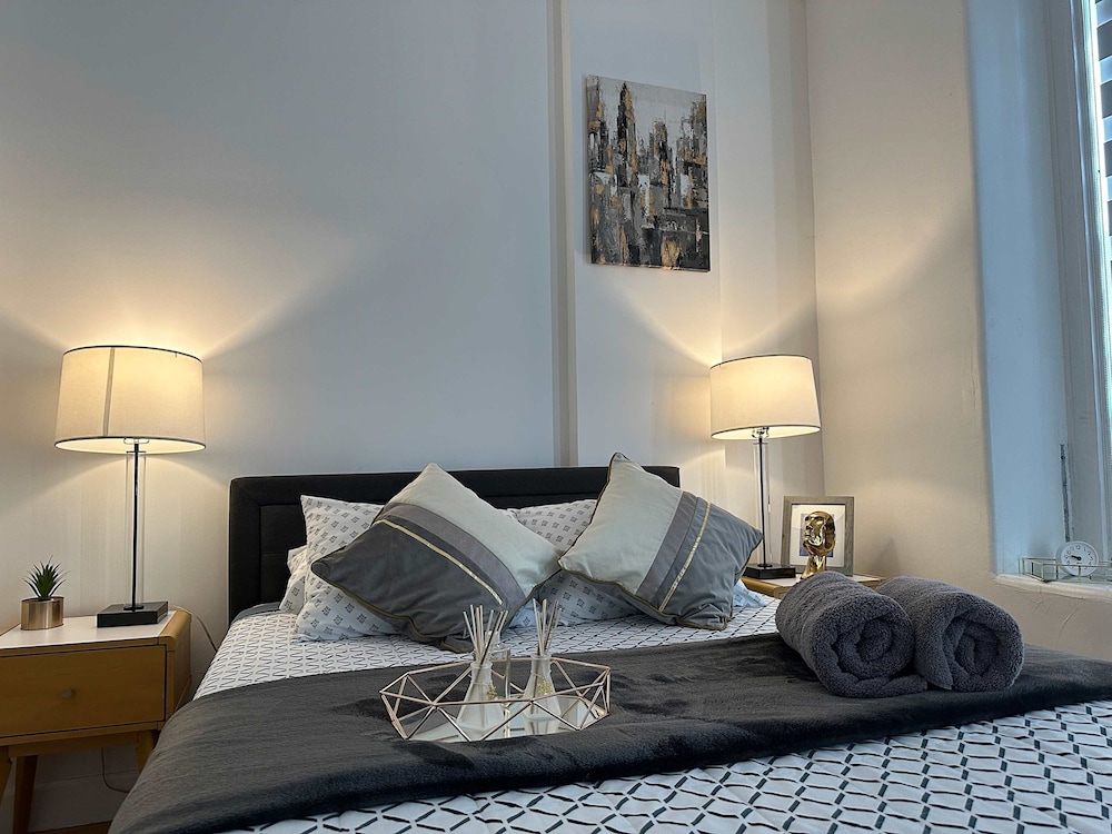Stylish XL 2br/2ba At HWH by Oneluxstay