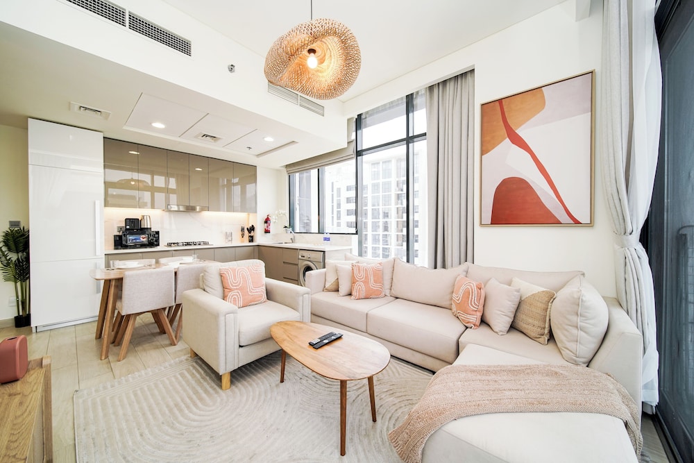 PVH - Stylish 1BR - Azizi Riviera