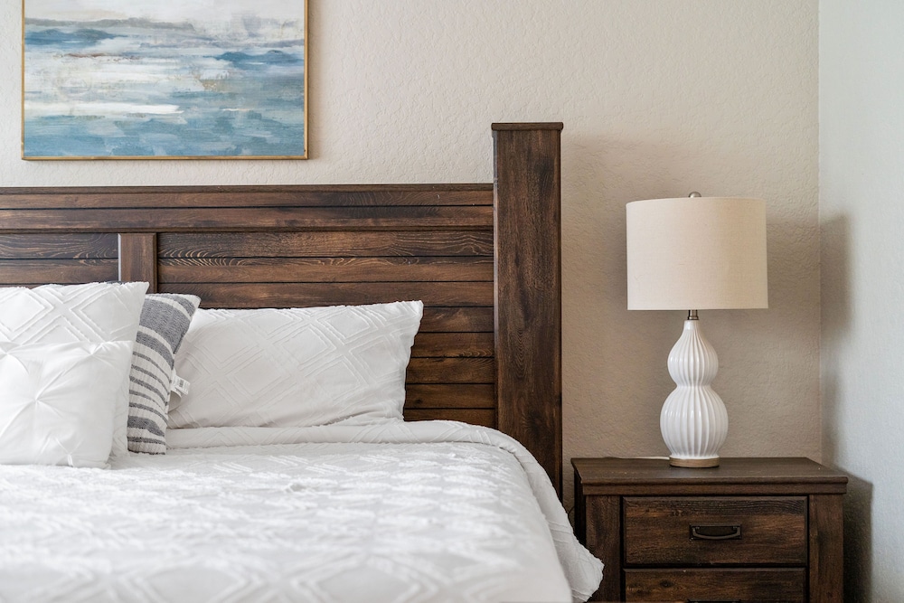 Modern Elegance of Regal Palms - Image 3