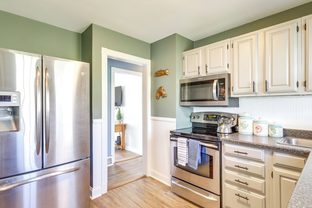 Walk to Private Beach & Boat Launch: Mayfield Home