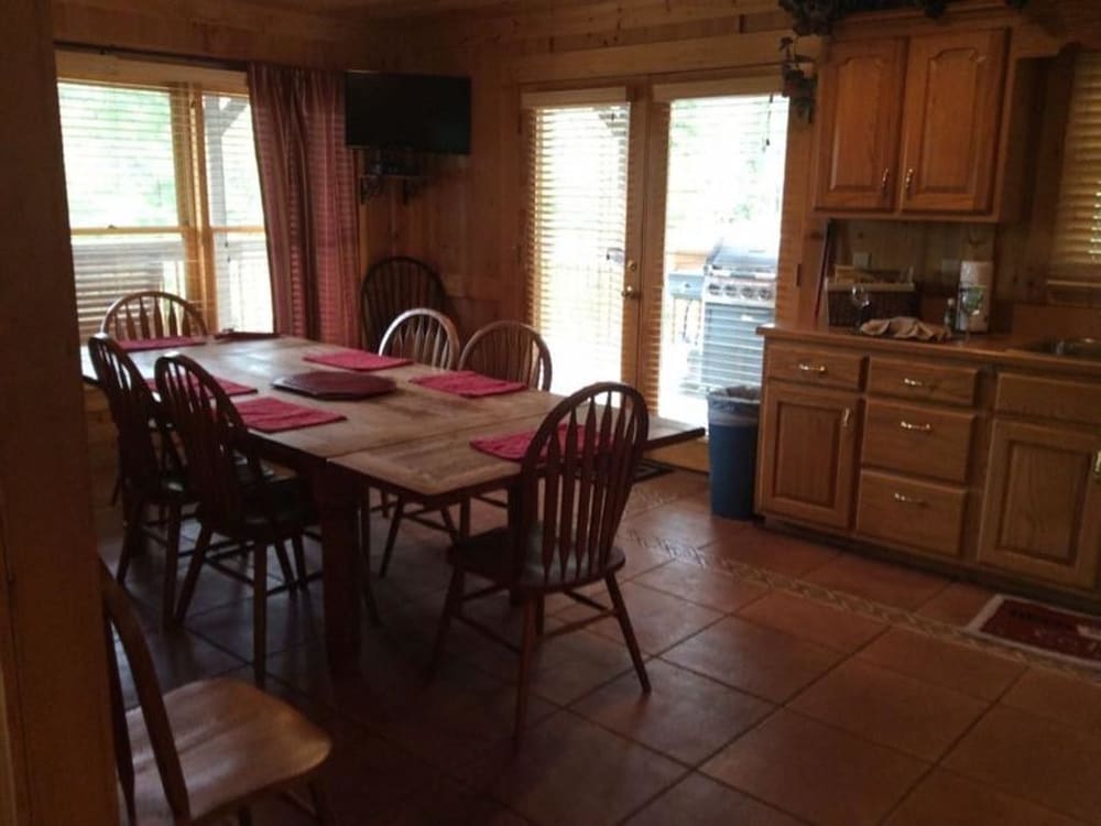 Spacious Party Hut Near Attractions by Redawning