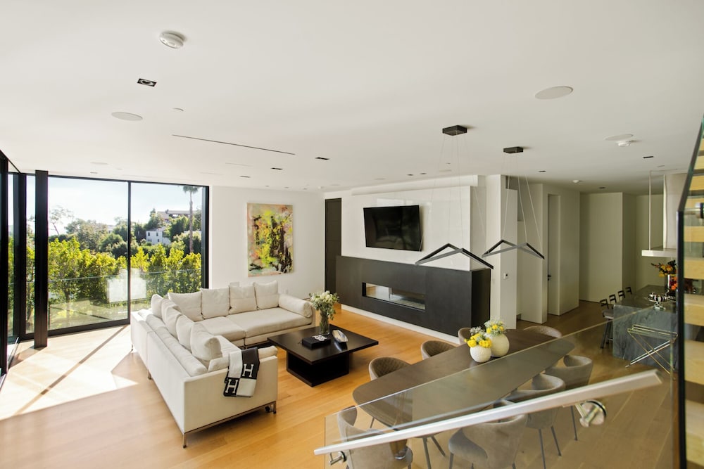 Belfast Estate - Mid-century Meets Modern - Luxe Poolside Villa