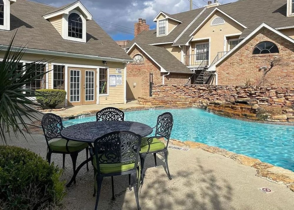 Upscale 1BR Condo in Med Center
