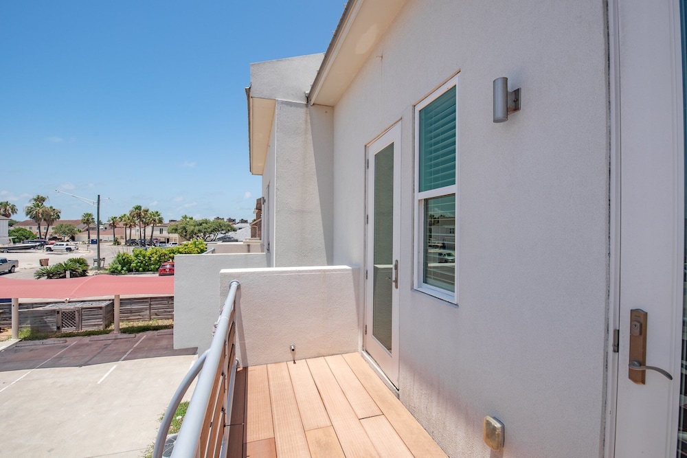 Waterfront Condo With Rooftop + Pool + Boat Slips