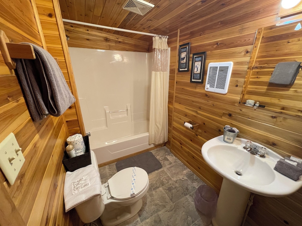 Ponderosa Pines Inn and Cabins