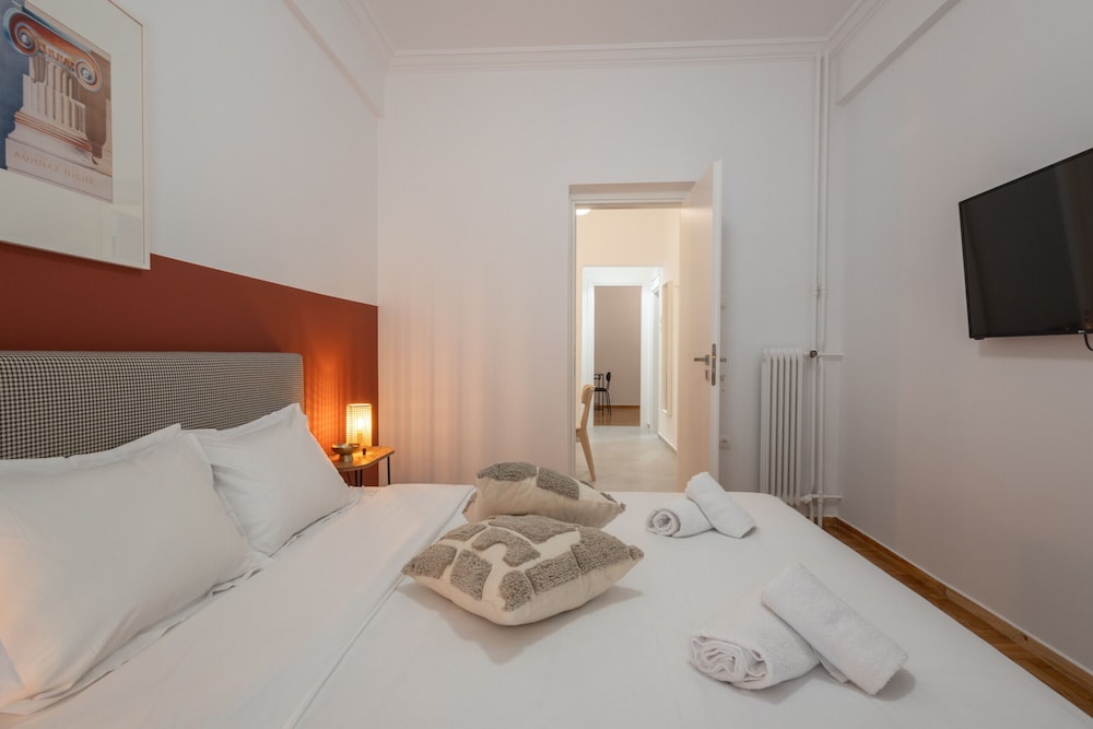Fresh 2 Bdrm Apt in Koukaki