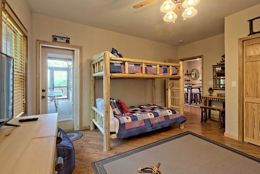 Spacious 'eagle's View' Luxury Cabin w/ Views view 5