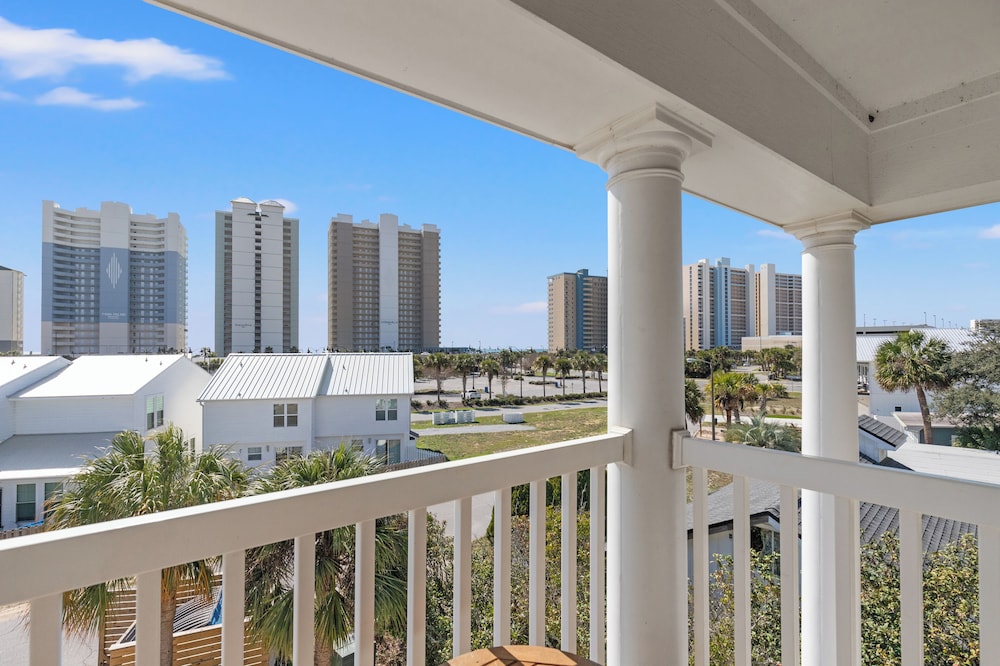 Sailors Cove: 5-bedroom, 4.5 Baths, Sleeps 12! Steps Away From the Beach!