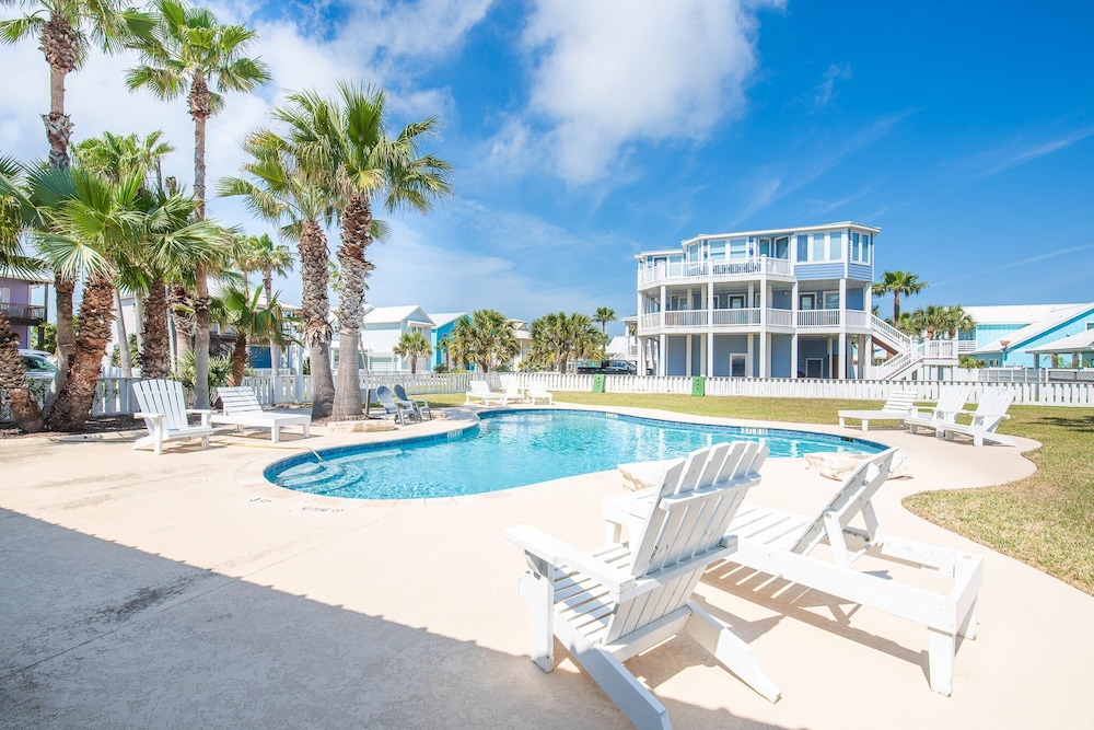 Beach Front Baby Ocean Views, Golf Cart & Pet Friendly!