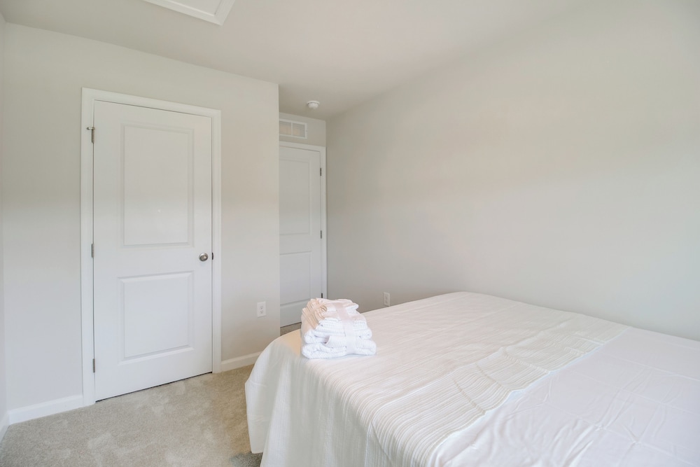 Modern Townhome w/ Patio 7 Mi to Dtwn Cartersville