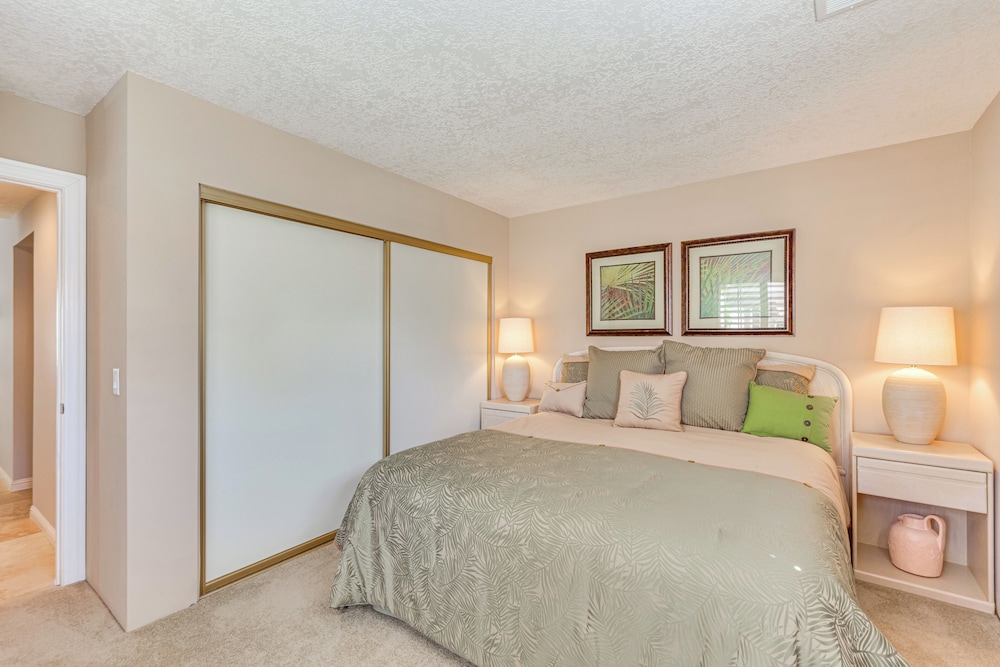 In Golf Course Community: Palm Desert Escape!