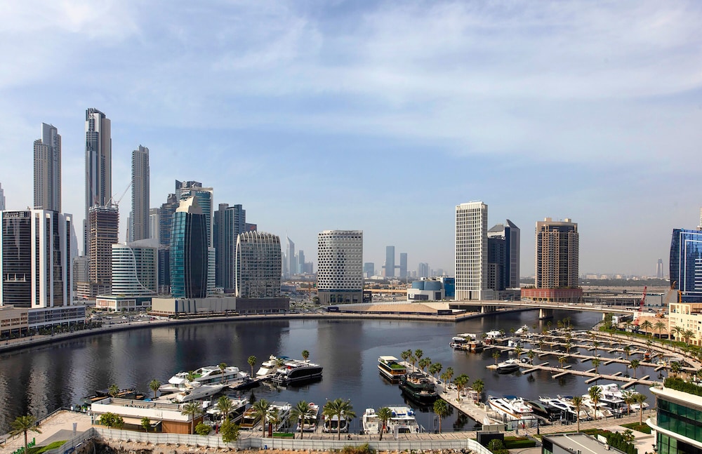 Luxe Waterfront 2BR with Canal view