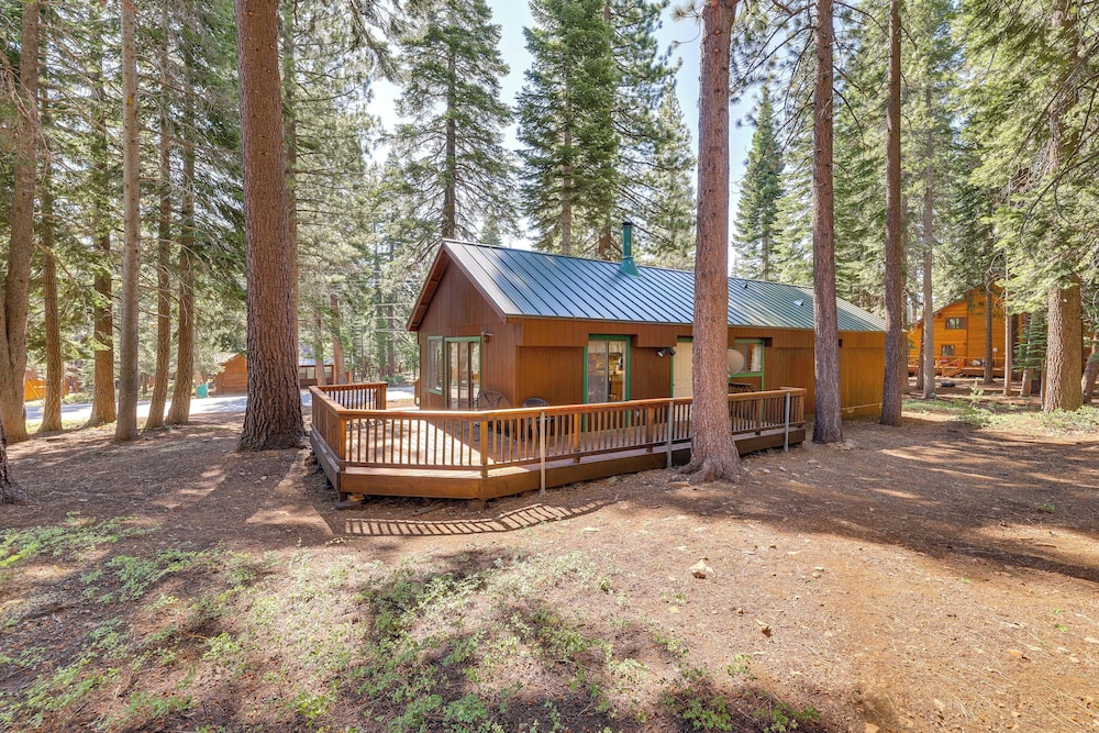 Quiet Truckee Retreat w/ Deck, 5 Mi to Donner Lake