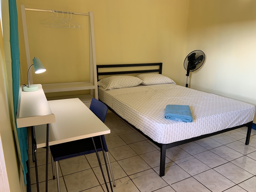 The Waterfront Inn - Hostel