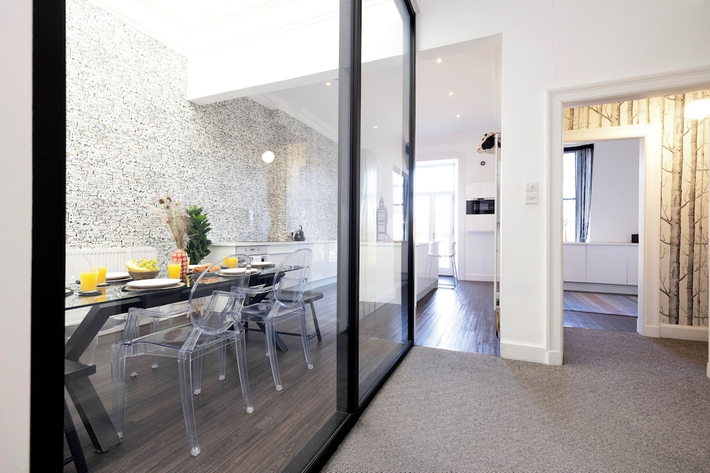 Delightful 3-bed Flat with Parking
