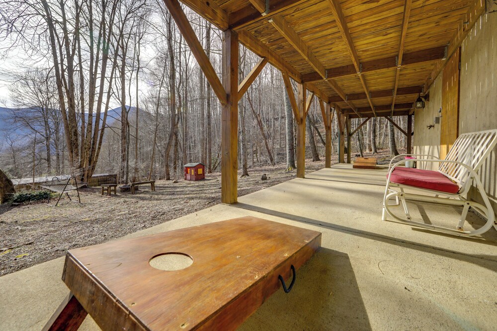 Family Log Cabin w/ Mtn Views, 2 Mi to Tube World!