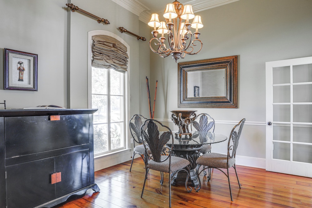 Easy Access to I-10: Family Home in Prairieville!