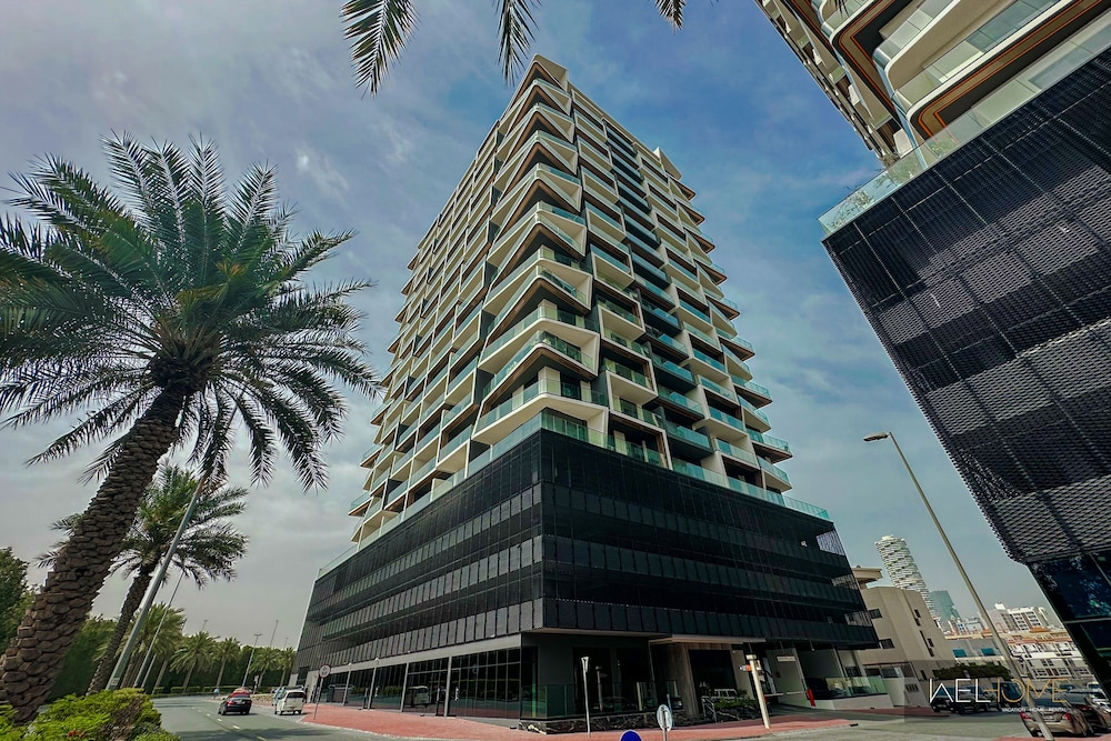 WelHome - Dubai Delight: Luxe Living 1BR at Binghatti Luna