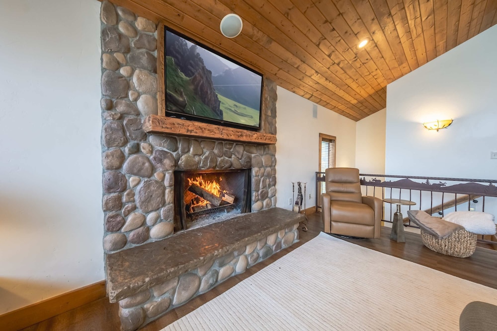 Flathead River Retreat For 15!
