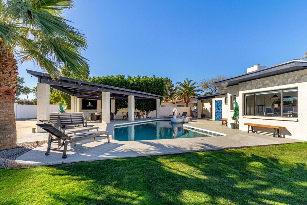 5BR Resort-style Oasis 2 Primary s Cabana Gameroom