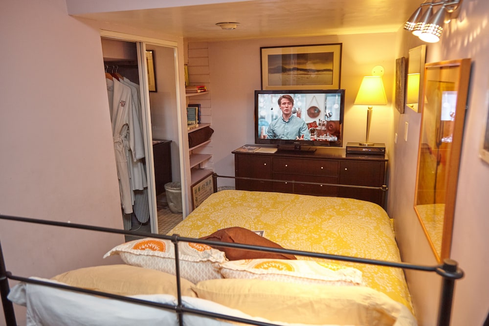 Ray's Bucktown Bed and Breakfast 6