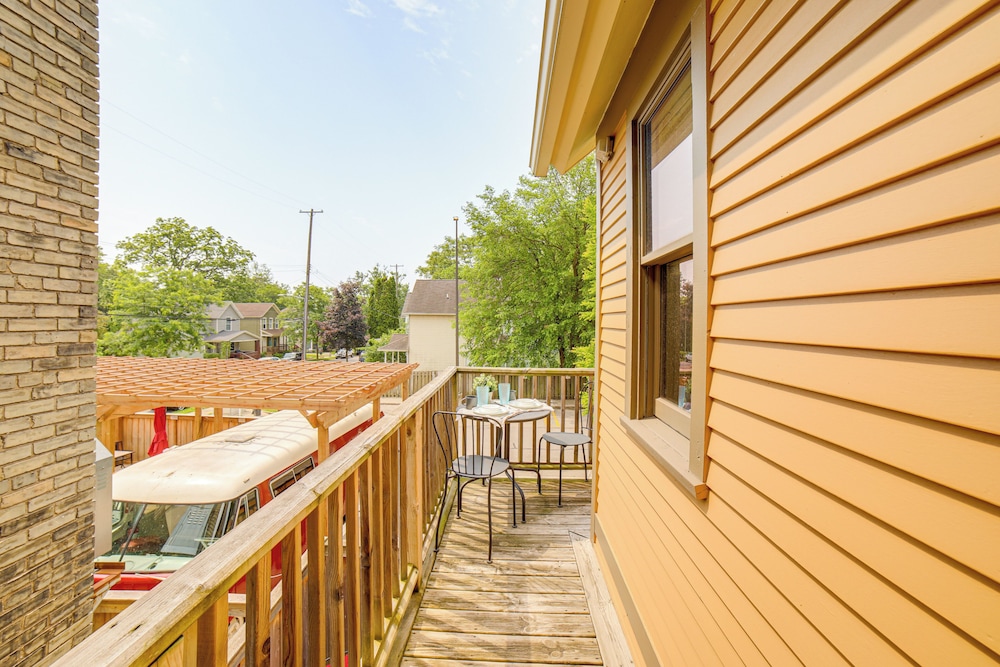1 Mi to Dtwn Grand Rapids: Chic Condo w/ Balcony!